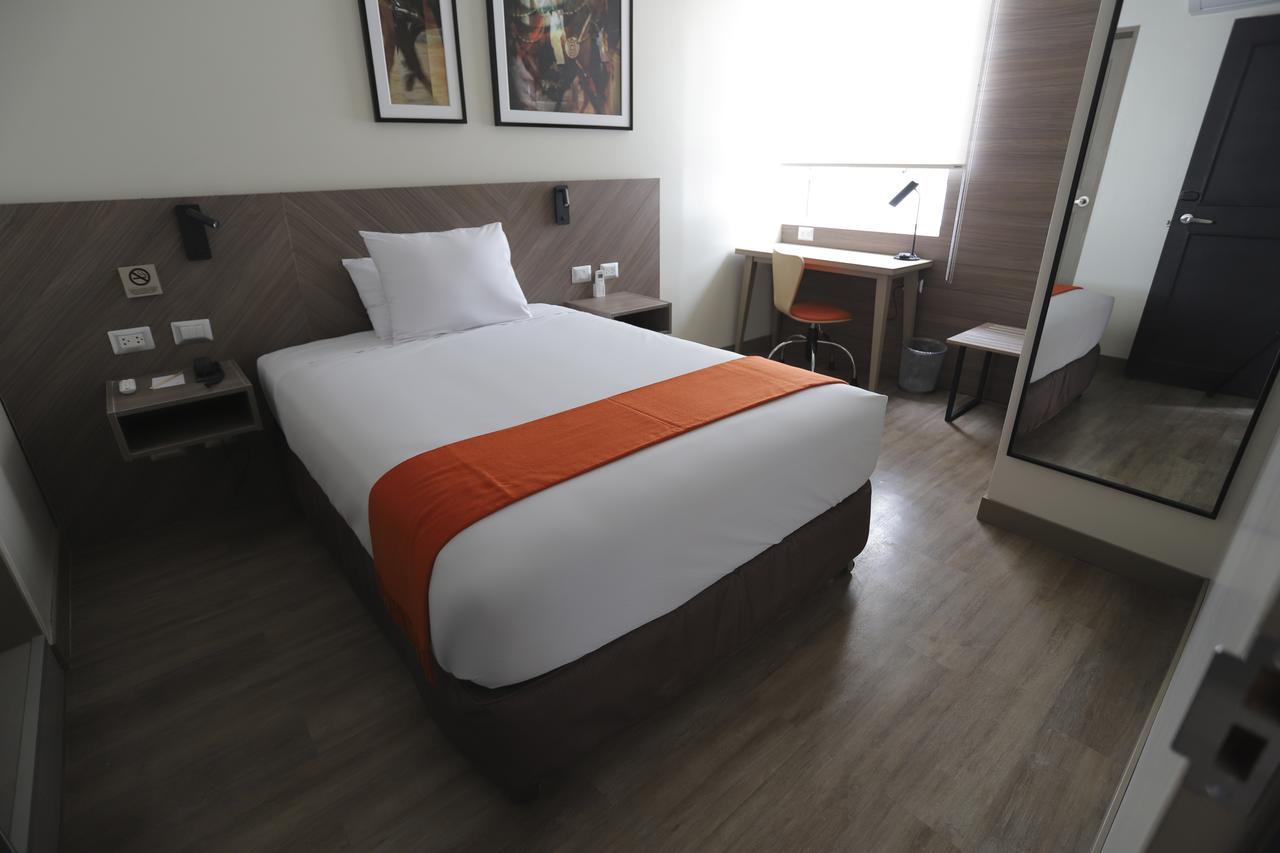 Casa Andina Standard Trujillo Plaza Hotel Buitenkant foto