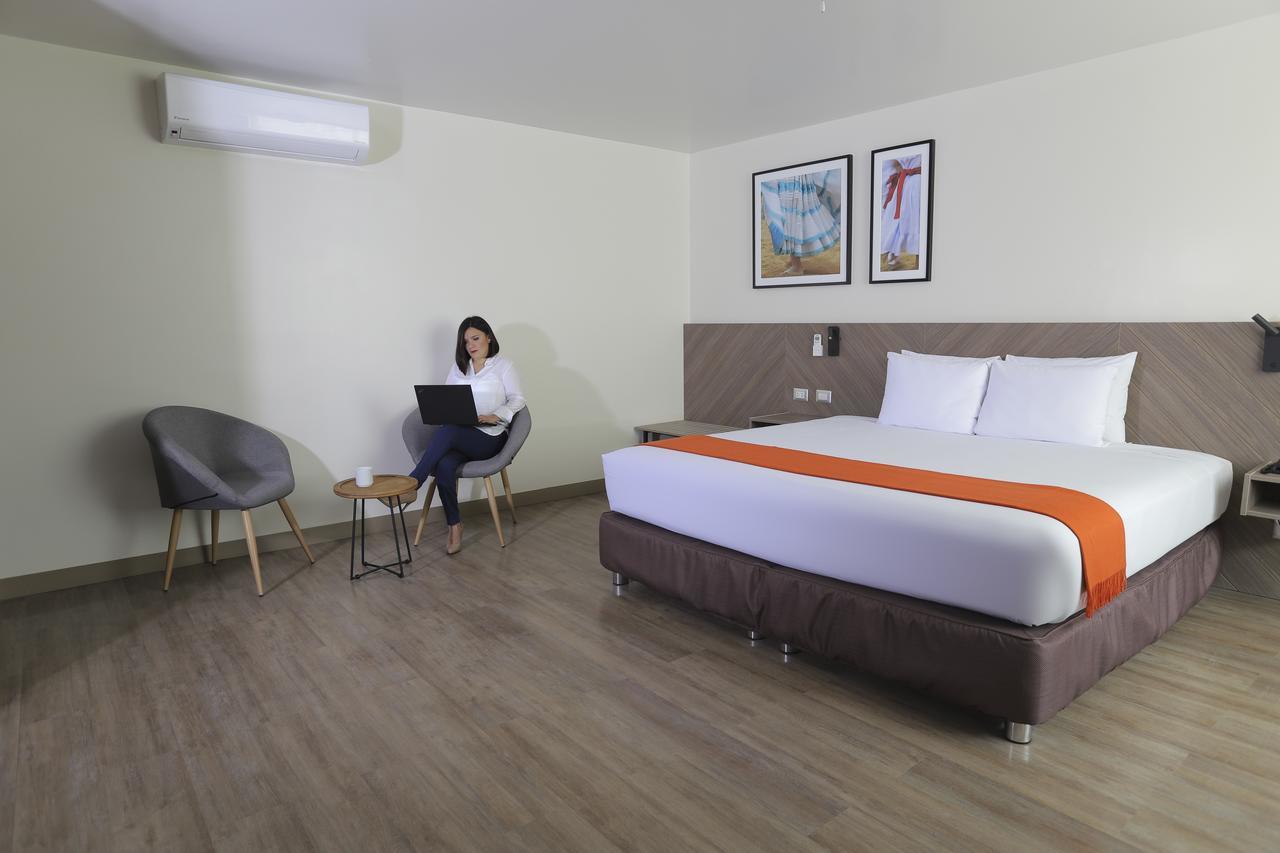 Casa Andina Standard Trujillo Plaza Hotel Buitenkant foto