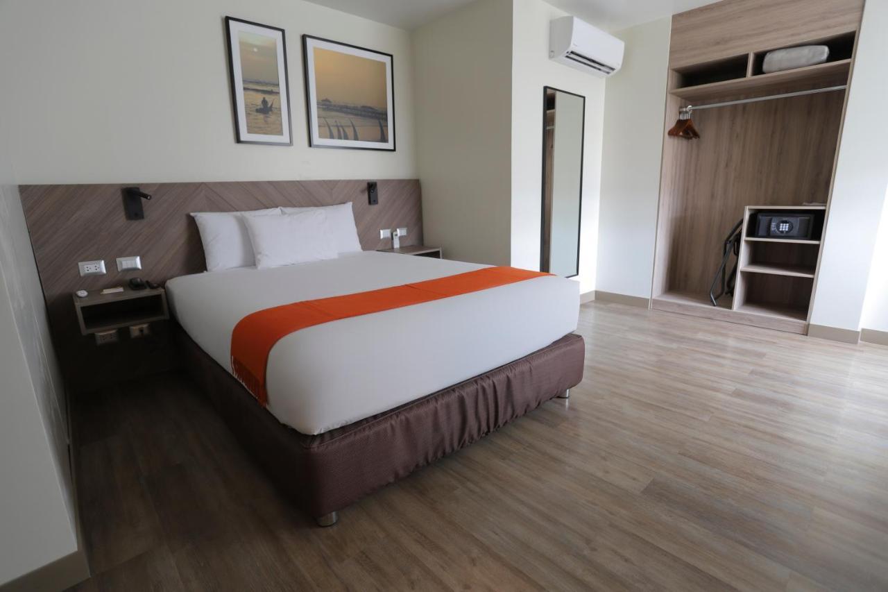 Casa Andina Standard Trujillo Plaza Hotel Buitenkant foto